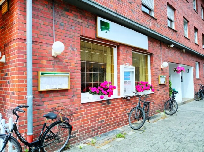 Fassade mit Schaukästen