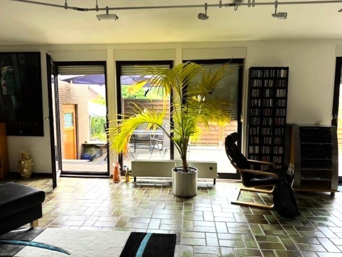 Großes Wohnzimmer mit Terrassenzugang