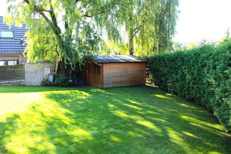 Garten mit Gerätehaus