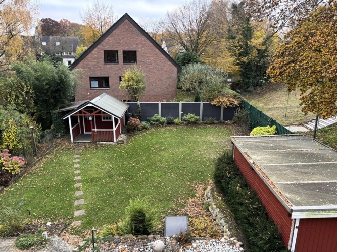 Blick in den Garten vom Balkon