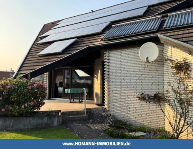 Die überdachte Terrasse in der Abendsonne