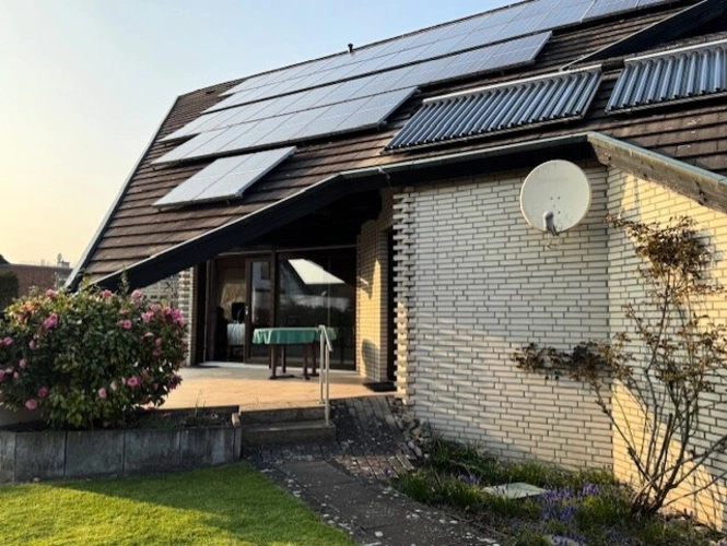 Zufahrt zur Doppelgarage und zum Carport