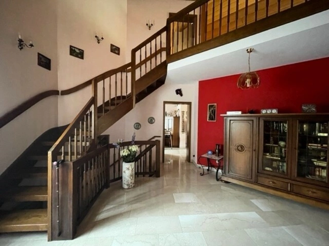 Blick zum Wohnraum und zur Diele