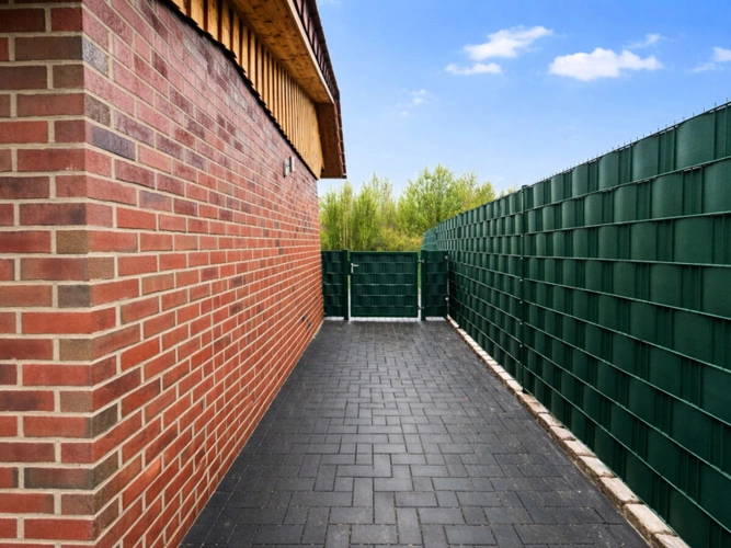 Seitlicher Durchgang am Carport