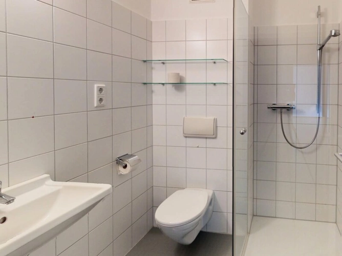Badezimmer mit Dusche