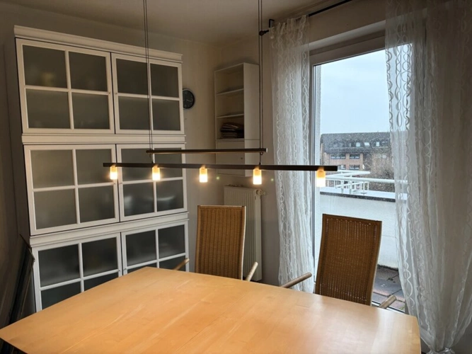 Esszimmer mit Zugang zum Balkon