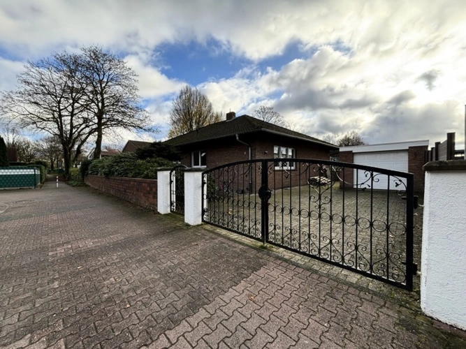 Frontansicht mit Tor