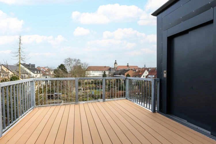 ...mit Zugang zum Balkon und Aufzug