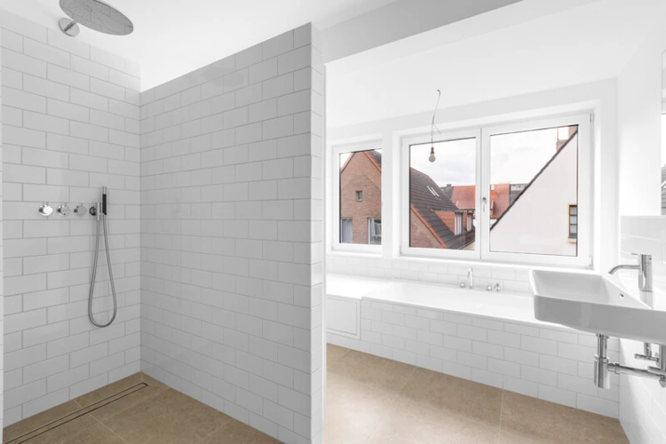 Das moderne Tageslichtbad mit bodentiefer Dusche...