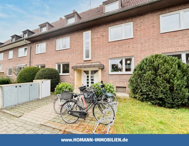 Die großzügige Küche mit Austritt zur Terrasse...