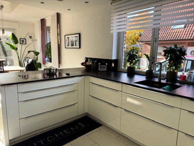 Die moderne Küche mit Induktionskochfeld