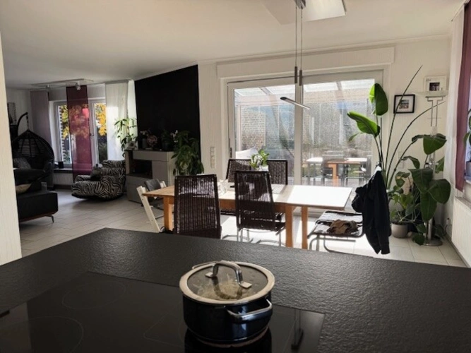 Essplatz mit Zugang zum Wintergarten