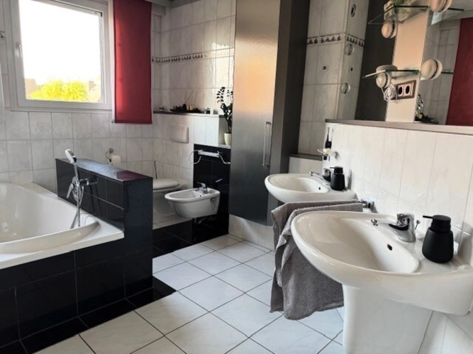 Das Bad mit freistehender Wanne, WC, Bidet und Doppelwaschtisch