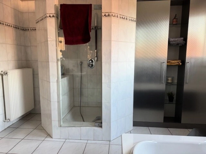 große Dusche und Badmöbel