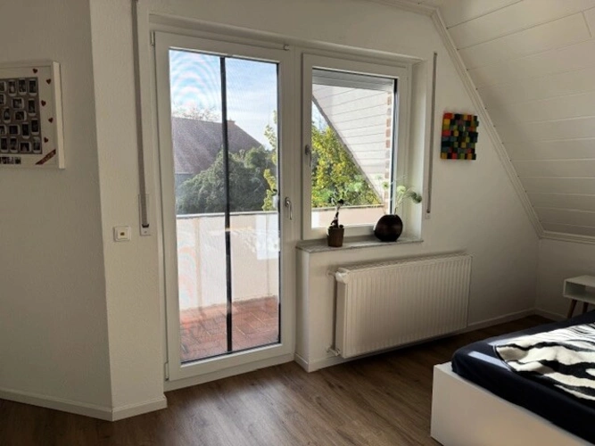 Schlafzimmer mit Zugang zur Loggia