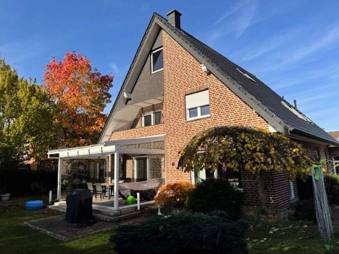 mit dem geräumigen Wintergarten