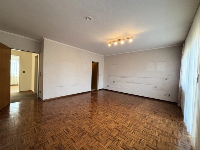 Schlafzimmer mit Zugang zum Bad