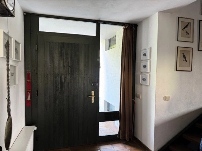 mit Aufgang zur oberen Etage im Split-Level-Haus