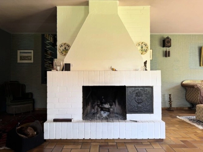 und Blick durch die großen Fensterflächen im Wohnbereich