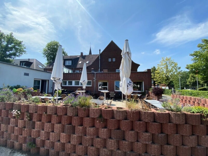 Rückansicht mit Terrasse