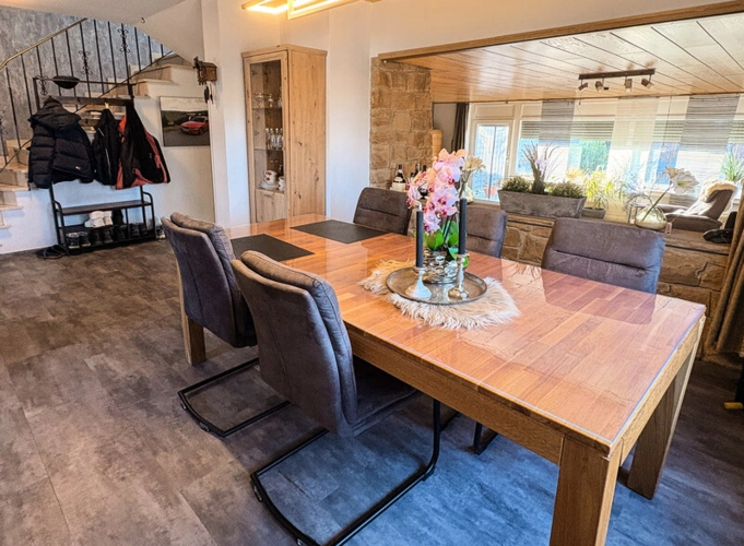 Essbereich mit Blick ins Wohnzimmer