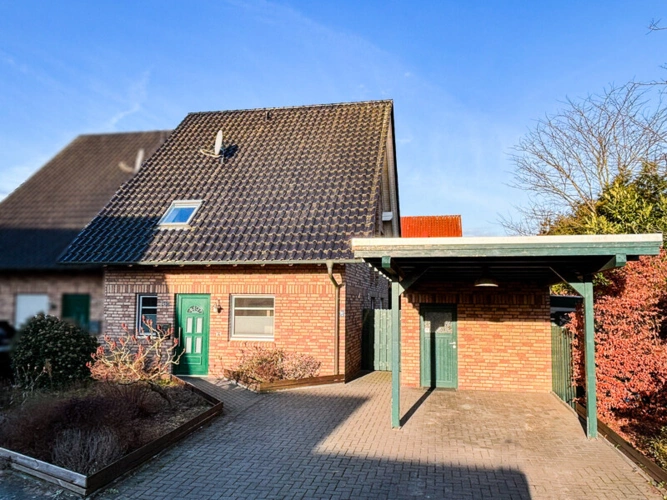 Frontansicht mit Carport