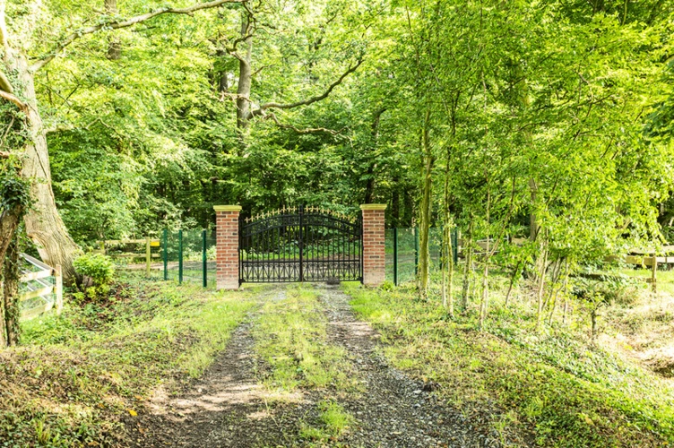 Capeller-Tor und Zufahrt