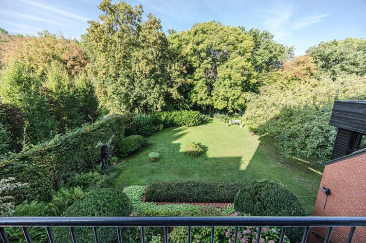 Blick vom Balkon in den Garten