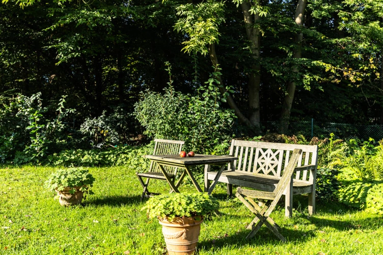 Blick vom Balkon in den Garten