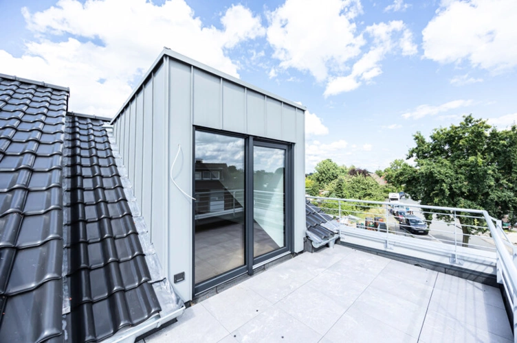 ...mit der vorgelagerten Dachterrasse...