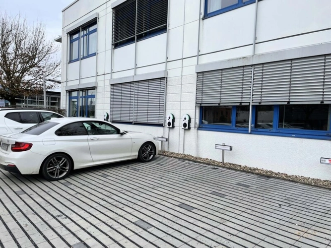 Parkplatz mit Ladesäule