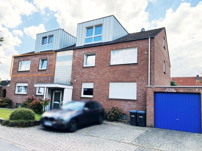 Straßenansicht mit Hauseingangsbereich