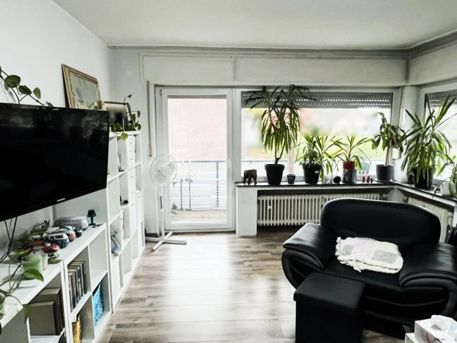 mit großen Fenstern und Zugang zum Balkon