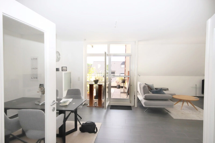 Der Blick vom Entreé durch das Wohn- und Esszimmer zur Loggia