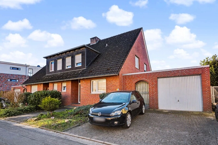 Straßenansicht - Haus mit Garage in gepflegtem Umfeld