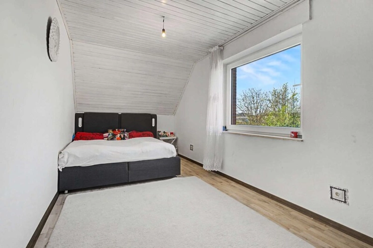 Schlafzimmer - Helle Atmosphäre mit Blick ins Grüne