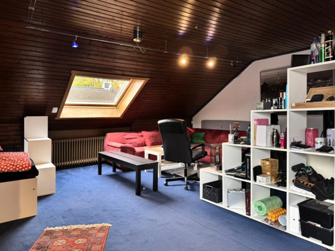großes Zimmer im Dachgeschoss