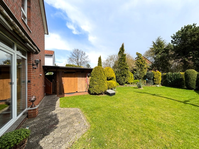 Terrasse mit Gartenhaus