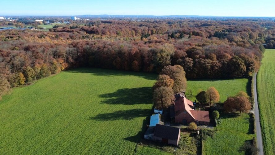 Ackerland gegenüber von dem Hof