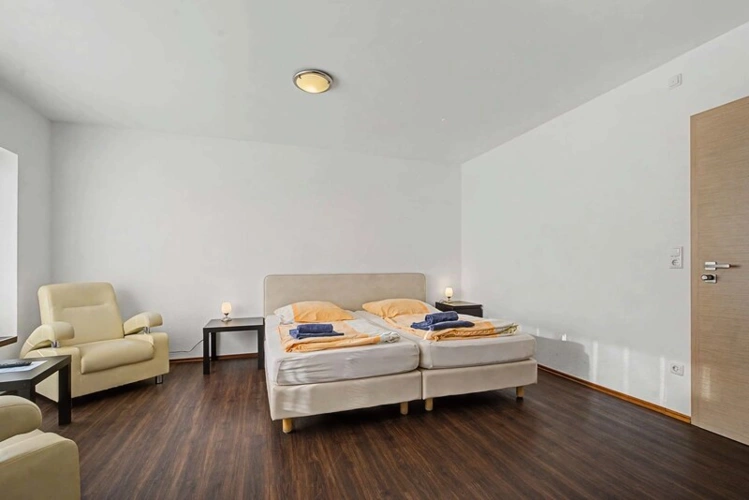 2er Apartment - Modernisiertes Schlafzimmer mit viel Tageslicht