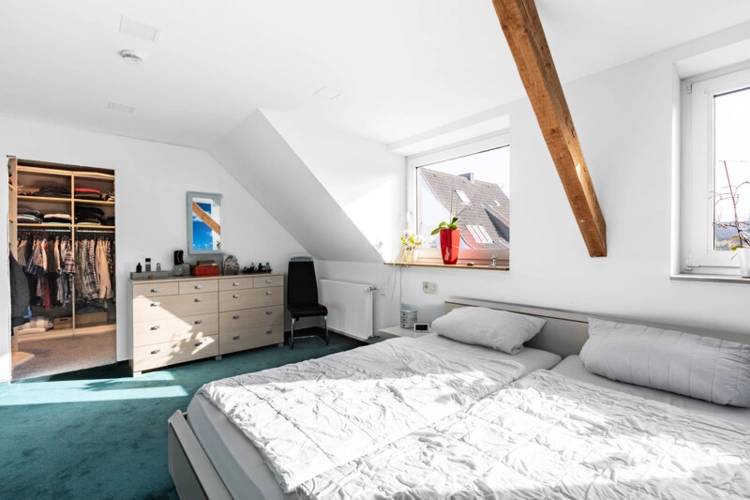 Schlafzimmer mit Blick auf begehbaren Kleiderschrank Anbau
