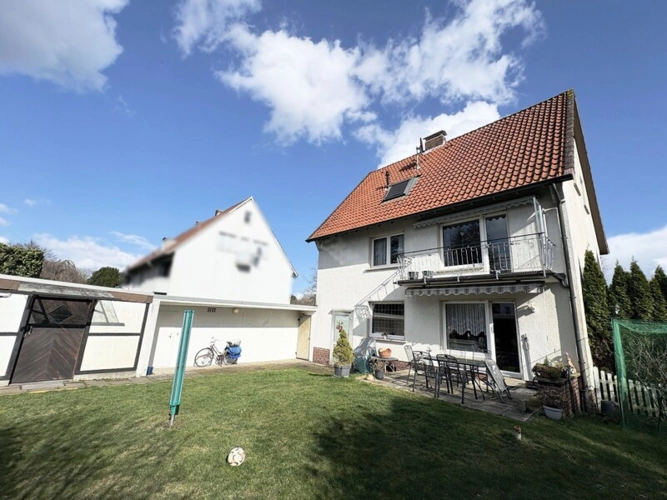 Rückseite mit Garage und Nebengebäude