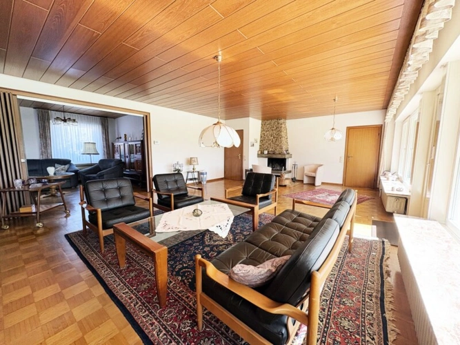 Wohnzimmer mit Bibliothek