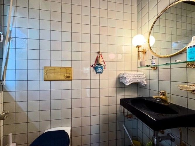 Gäste-WC mit moderner Keramik in schwarz