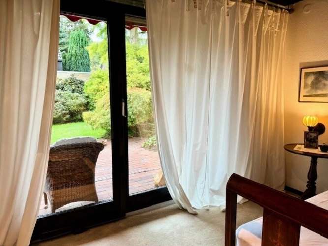 Das Schlafzimmer im EG, eigener Zugang zur Terrasse