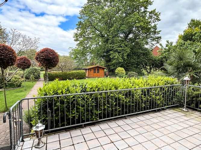 Terrasse mit Blick in den Garten