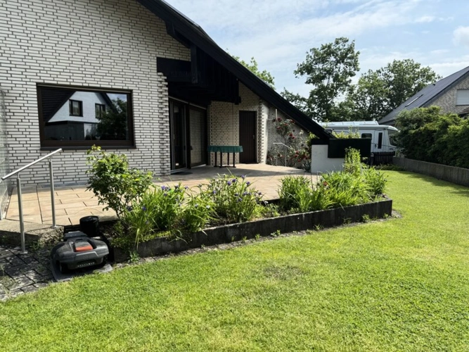 PV-Anlage, Doppelgarage und Carport