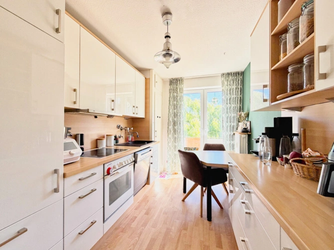 Die geräumige Küche mit Zugang zum Ostbalkon