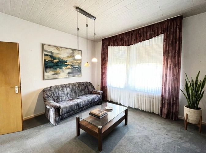 Wohnzimmer mit Möblierungsbeispiel