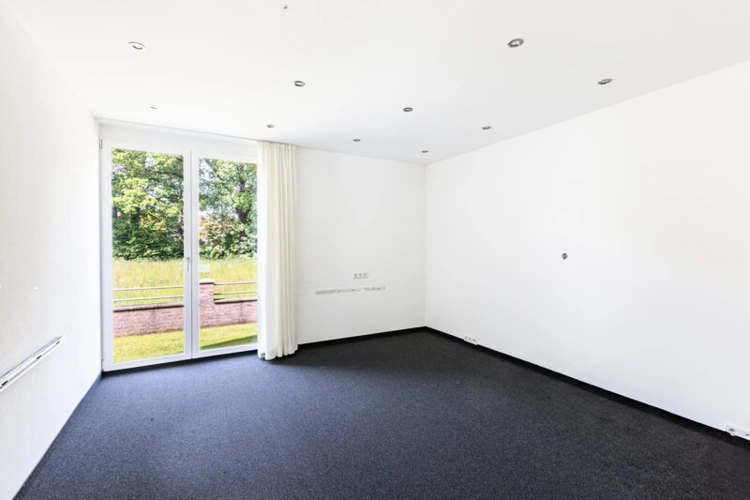 Die Empore im Dachgeschoss mit Blick in das Erdgeschoss